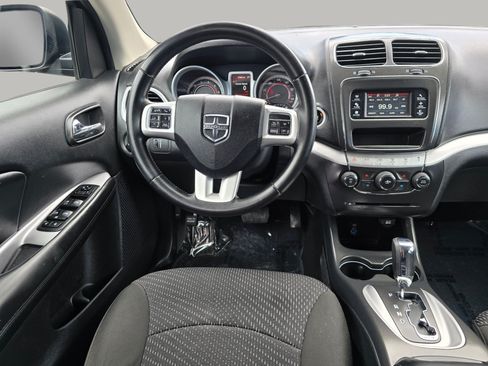 Used 2019 Dodge Journey SE w/ Connectivity Group FWD image 3
