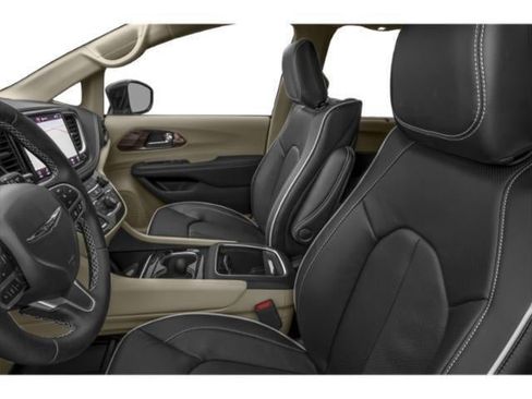 Used 2024 Chrysler Pacifica Limited FWD image 9