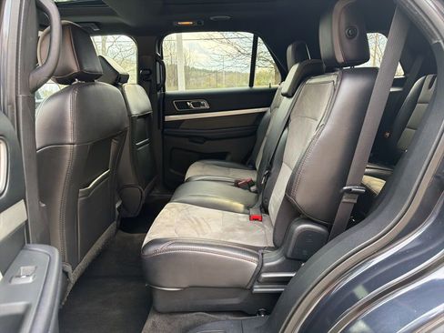 Used 2017 Ford Explorer XLT w/ Equipment Group 202A AWD/4WD image 17