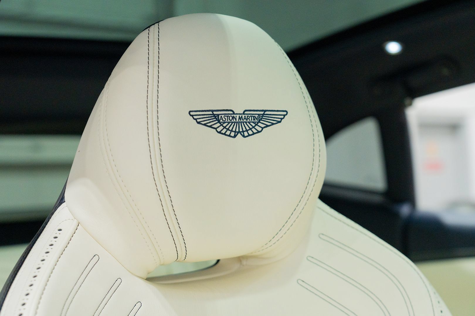 Used 2021 Aston Martin DBX AWD/4WD image 40