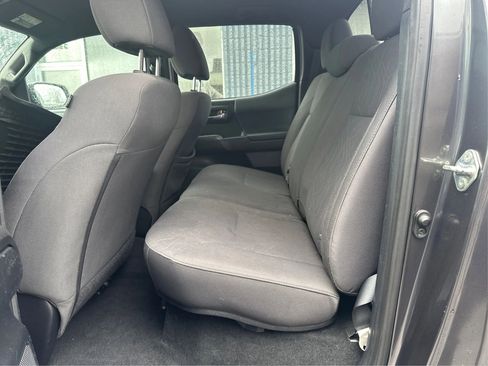 Used 2017 Toyota Tacoma TRD Sport w/ Tow Package (A/T) image 10