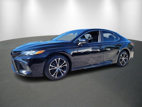 Used 2018 Toyota Camry SE image 3