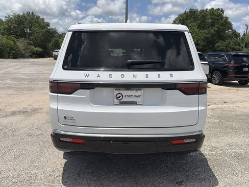 Used 2023 Jeep Wagoneer 4WD image 6