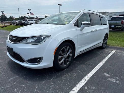 Used 2017 Chrysler Pacifica Limited FWD image 1
