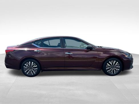 Used 2024 Nissan Altima 2.5 SV FWD image 6