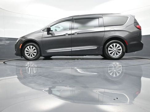 Used 2017 Chrysler Pacifica Touring-L image 33
