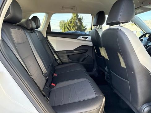 Used 2025 Volkswagen Taos SE FWD image 12