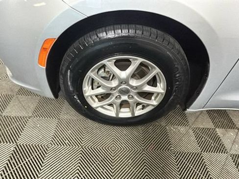 Used 2023 Chrysler Pacifica Touring-L FWD image 9