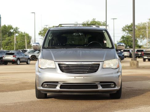 Used 2014 Chrysler Town & Country Touring-L FWD image 2