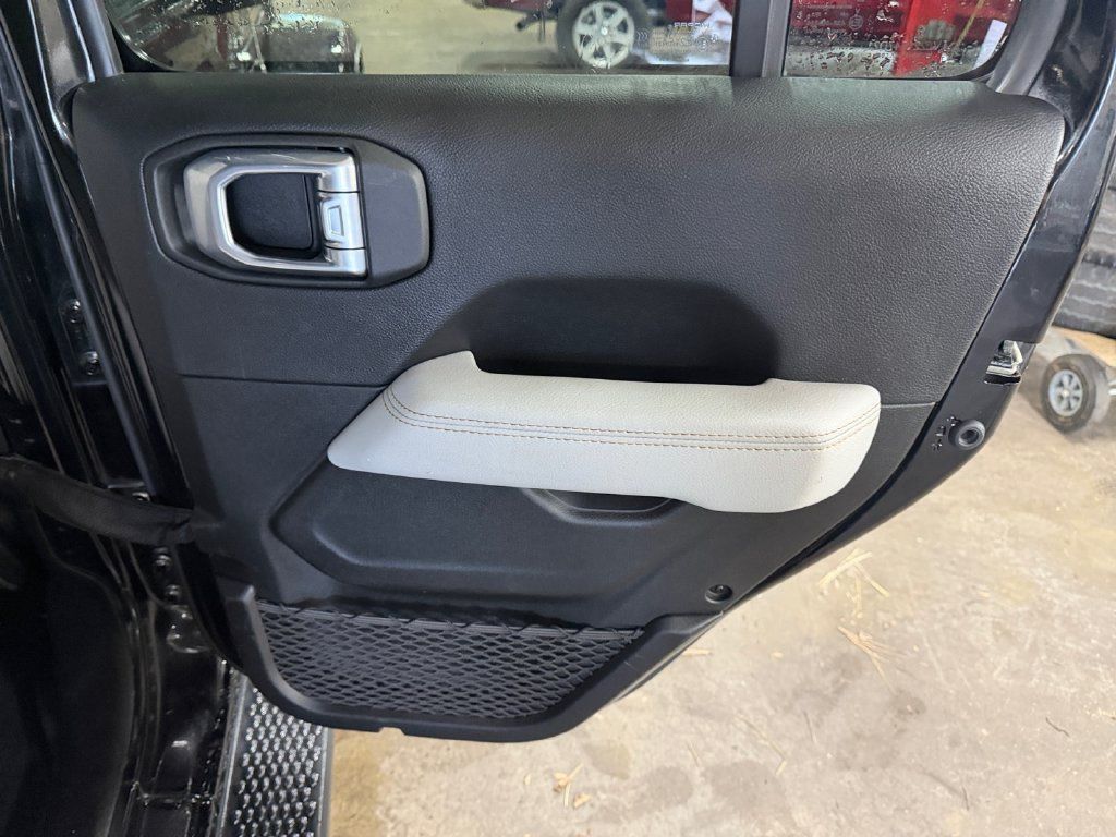 Used 2022 Jeep Wrangler Unlimited Sahara AWD/4WD image 22