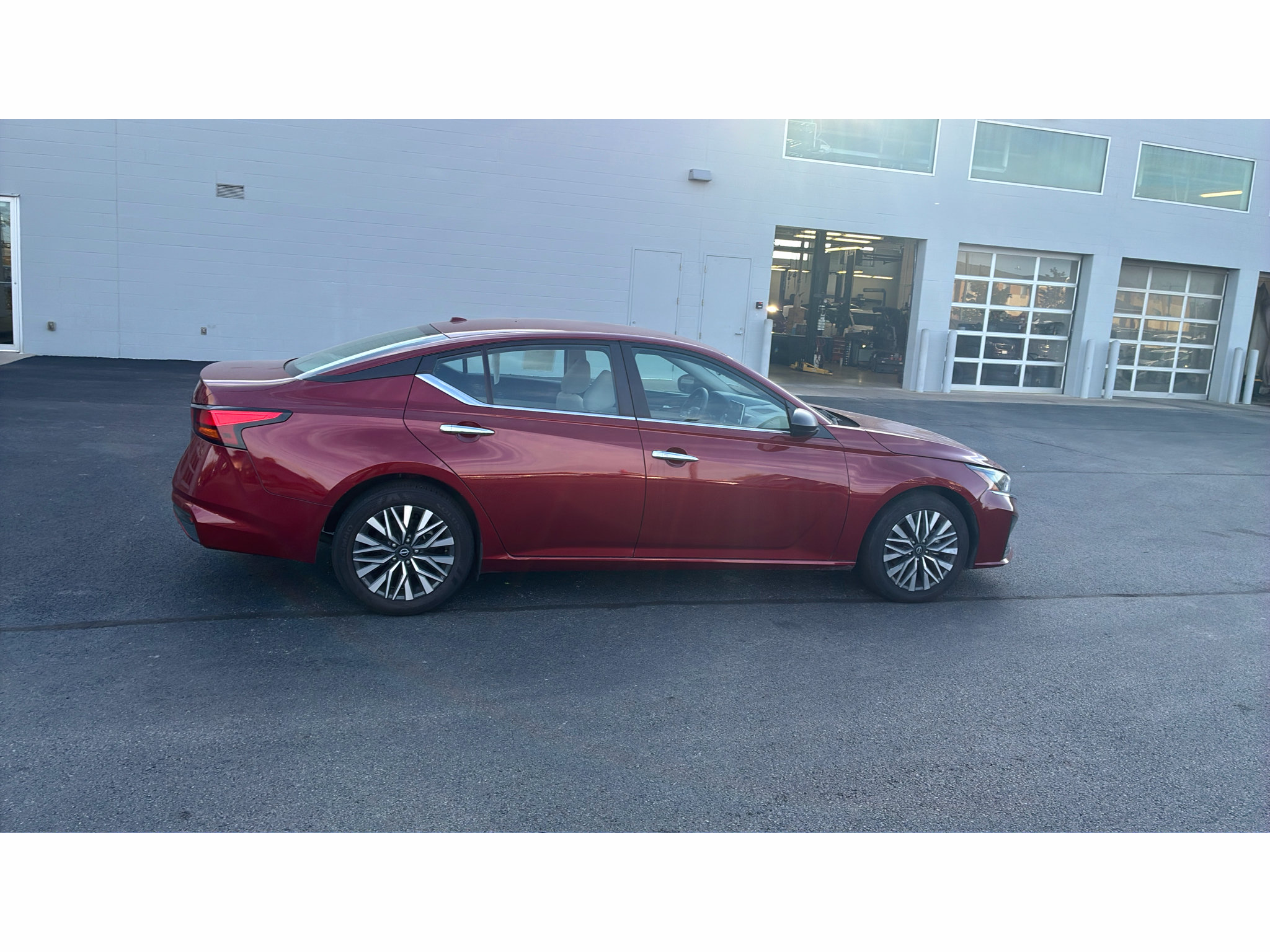 Used 2025 Nissan Altima 2.5 SV FWD image 8