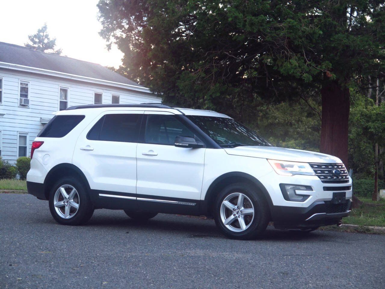 Used 2016 Ford Explorer XLT w/ Equipment Group 202A AWD/4WD image 6