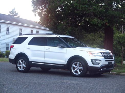 Used 2016 Ford Explorer XLT w/ Equipment Group 202A AWD/4WD image 6