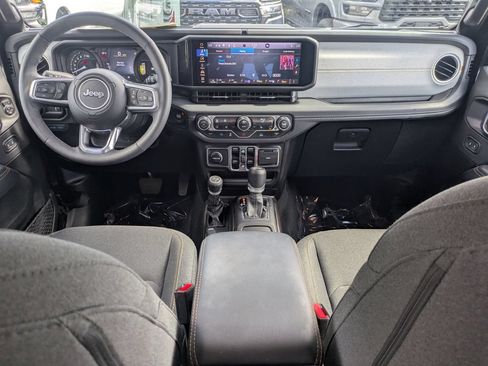 Used 2025 Jeep Wrangler Unlimited Sahara AWD/4WD image 16
