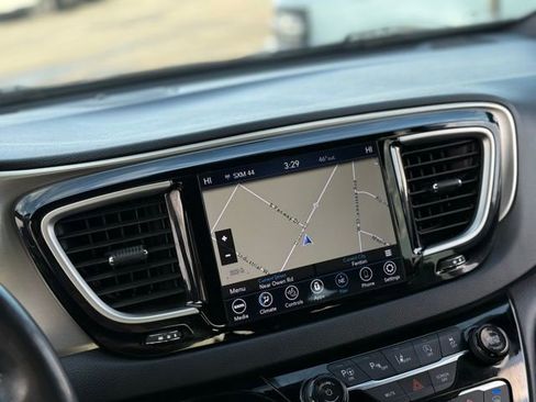 Used 2020 Chrysler Pacifica Touring-L w/ Advanced Safetytec Group image 3