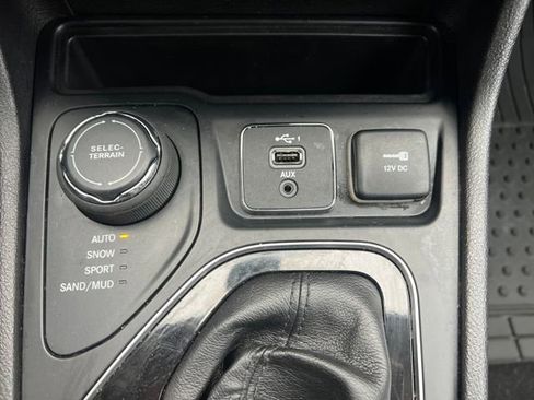 Used 2019 Jeep Cherokee Limited image 29