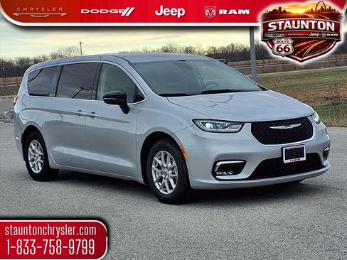 Used 2024 Chrysler Pacifica Touring-L FWD image 1