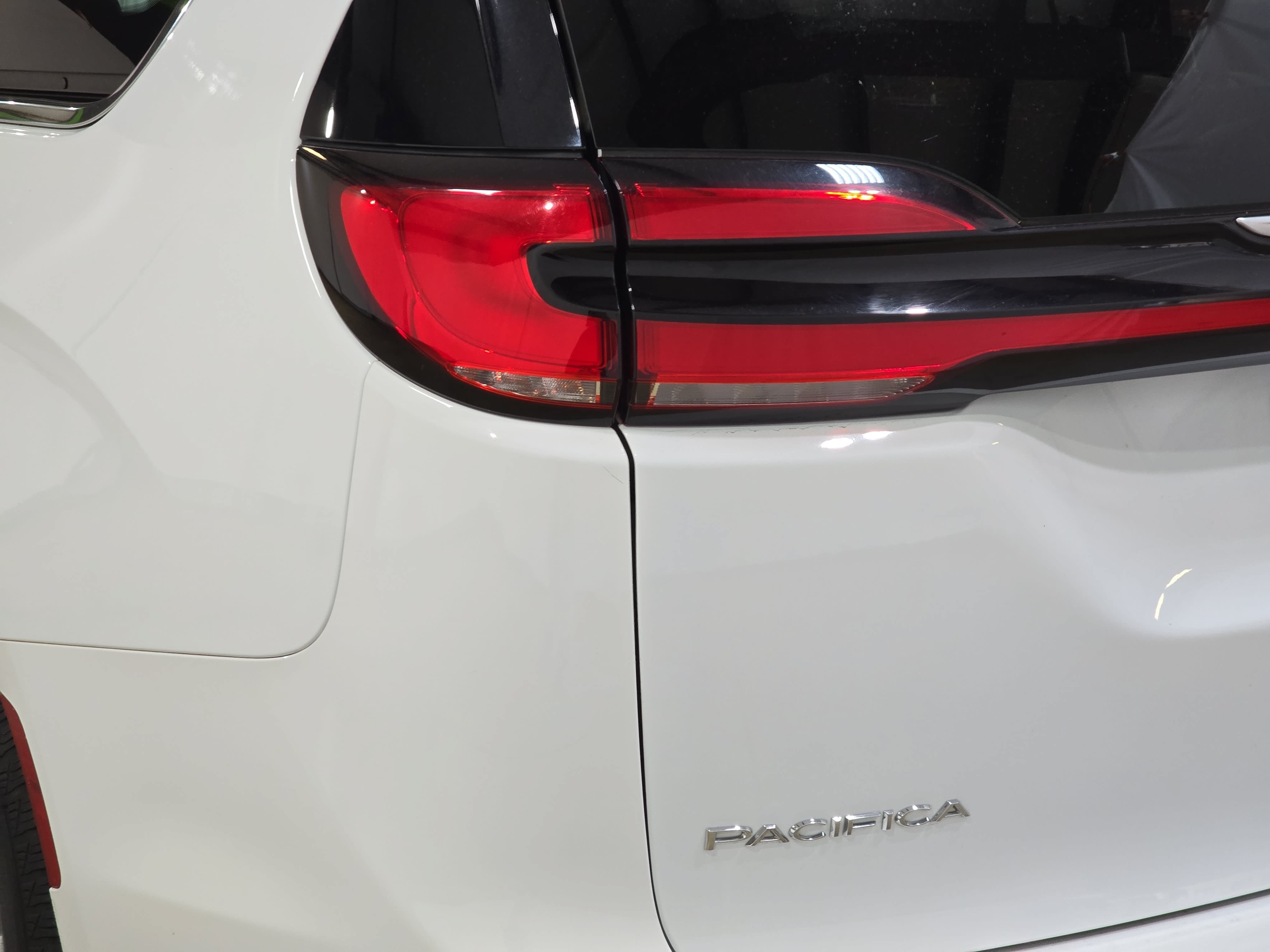 Used 2023 Chrysler Pacifica Touring-L FWD image 11