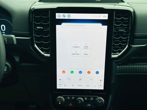 Used 2024 Ford Ranger Lariat w/ FX4 Off-Road Package image 9