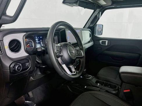 Used 2025 Jeep Wrangler Unlimited Sahara AWD/4WD image 23