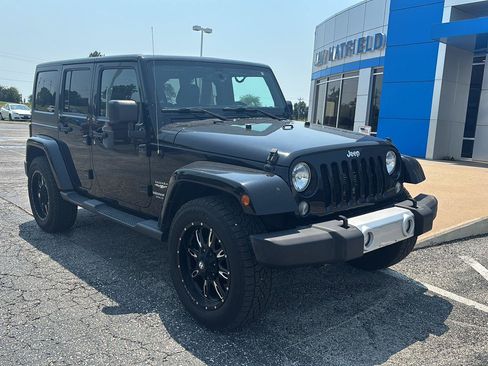 Used 2015 Jeep Wrangler Unlimited Sahara w/ Dual Top Group AWD/4WD image 9