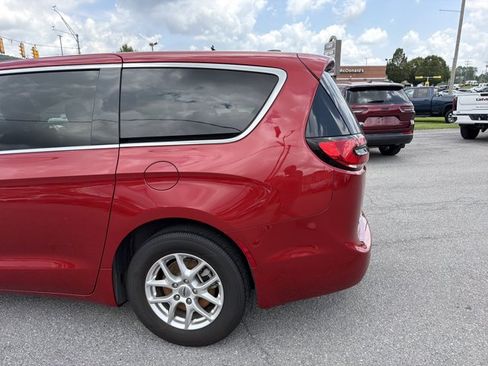 Used 2025 Chrysler Pacifica Select FWD image 9