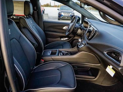 New 2026 Chrysler Pacifica Limited w/ S Appearance Package image 18