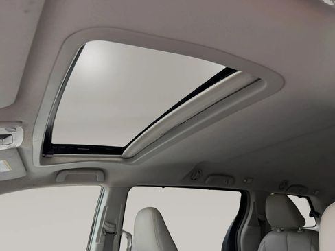Used 2013 Toyota Sienna XLE image 19