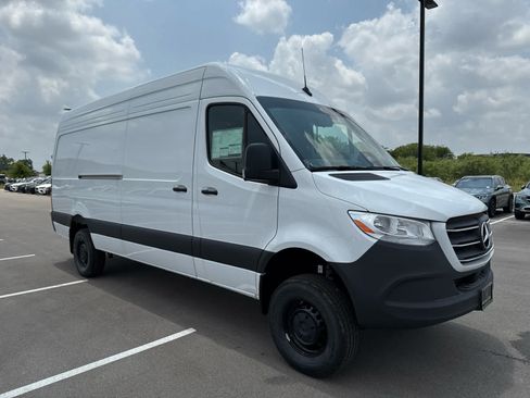 Used 2025 Mercedes-Benz Sprinter 2500 image 3