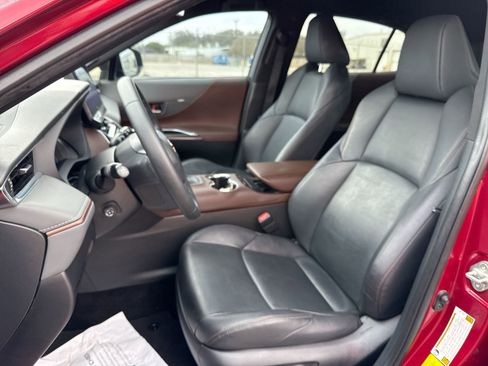 Certified 2023 Toyota Venza XLE image 13