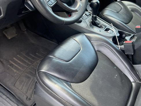 Used 2021 Jeep Cherokee Latitude Plus AWD/4WD image 18