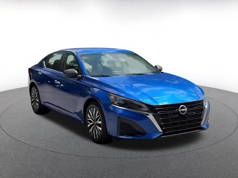 Used 2025 Nissan Altima 2.5 SV FWD image 3