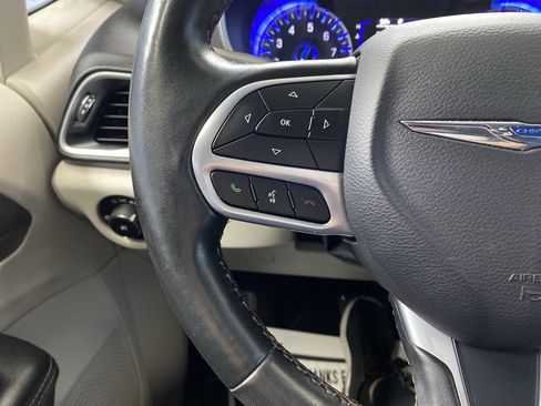 Certified 2020 Chrysler Pacifica Touring-L image 21