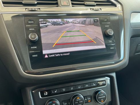 Used 2021 Volkswagen Tiguan SE w/ Panoramic Sunroof Package image 21
