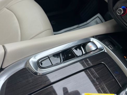 Used 2022 Buick Enclave Essence AWD/4WD image 18