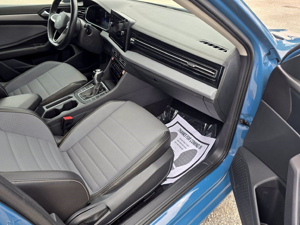 Used 2025 Volkswagen Jetta SE FWD image 29