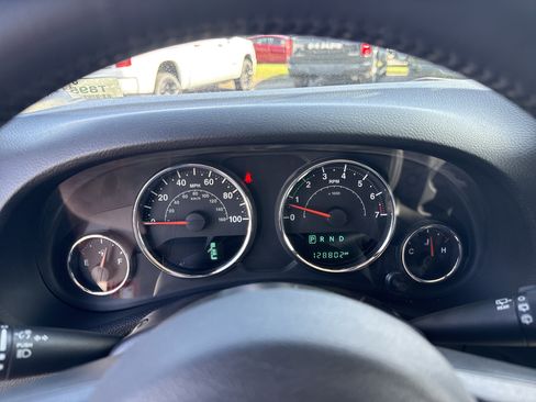 Used 2017 Jeep Wrangler Unlimited Sahara w/ Connectivity Group AWD/4WD image 17