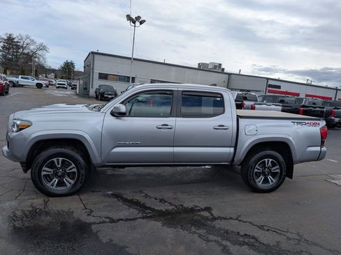 Used 2018 Toyota Tacoma TRD Sport w/ Technology Package image 3