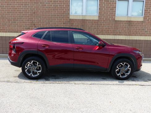 Used 2025 Chevrolet Trax LT w/ LT Convenience Package FWD image 11