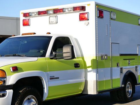 Used 2006 GMC Sierra 3500 SLE w/ Heavy-Duty Power Package image 4