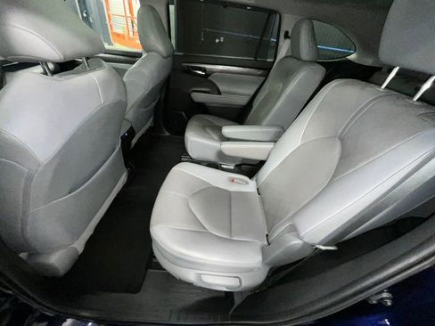 Used 2020 Toyota Highlander Platinum image 32