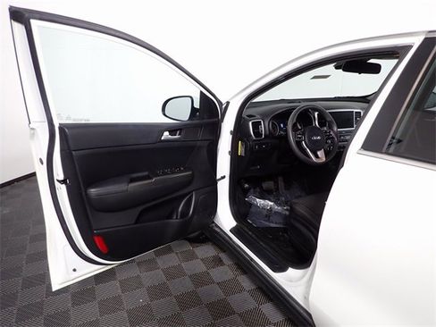 Used 2022 Kia Sportage LX image 13