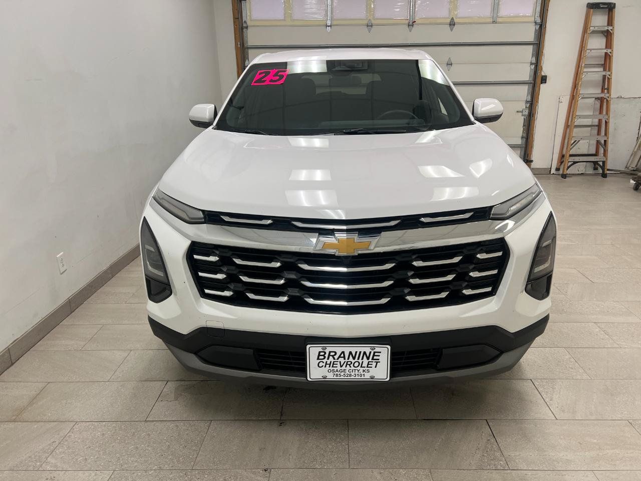 Used 2025 Chevrolet Equinox LT FWD image 3