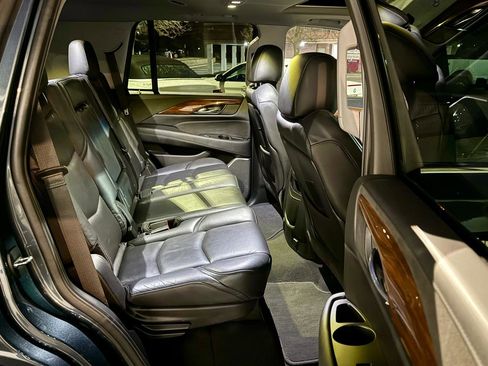 Used 2020 Cadillac Escalade Luxury AWD/4WD image 23