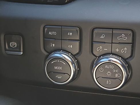Used 2023 GMC Sierra 1500 AT4 w/ Technology Package AWD/4WD image 12