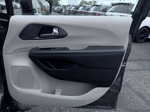 Used 2023 Chrysler Pacifica Touring-L FWD image 16