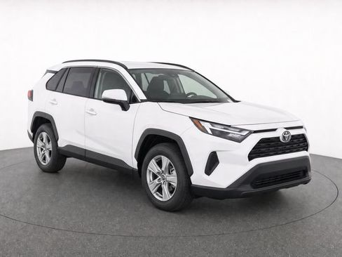 Used 2025 Toyota RAV4 XLE AWD/4WD image 2