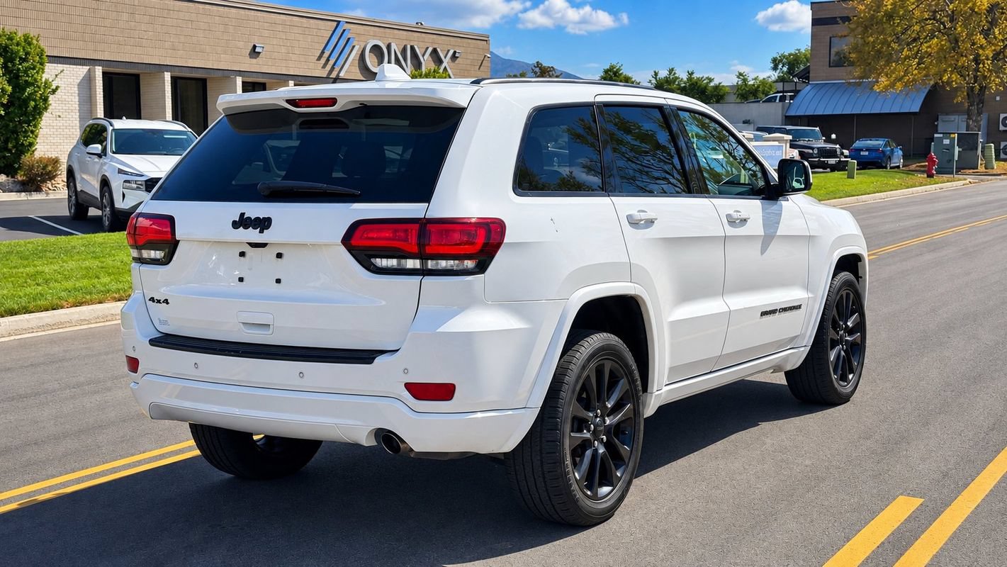 Used 2017 Jeep Grand Cherokee Altitude AWD/4WD image 5