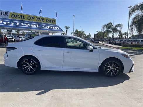 Used 2022 Toyota Camry SE image 9