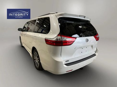 Used 2018 Toyota Sienna XLE w/ XLE Navigation Package FWD image 5